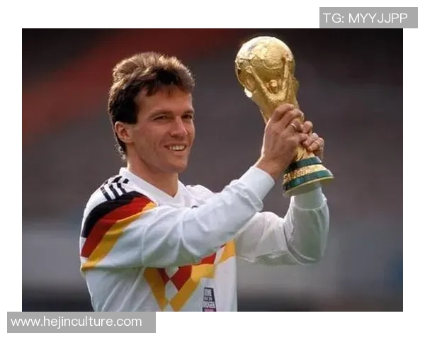 足球巨星的荣耀与挑战：从绿茵场上的拼搏到场外的生活点滴